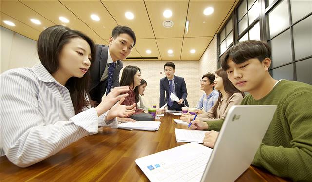 기업은행 영업부 소속 은행원들이 23일 서울 명동 IBK파이낸스타워 회의실에서 대학생들에게 자기소개서 작성요령 등 ‘취업과외’를 해 주고 있다. 기업은행 제공