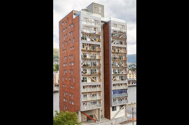 2015년 노르웨이 베르겐에 세워진 ‘트리트’는 52.8m 높이의 14층 건물로, 모듈 형태의 조립식 건축 방식으로 지어졌다.  네이처 제공