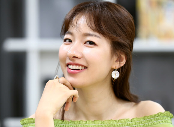 드라마 ’터널’에 출연한 배우 이시아가 23일 서울 종로구 광화문 인근에서 연합뉴스와 인터뷰에 앞서 포즈를 취하고 있다.  연합뉴스