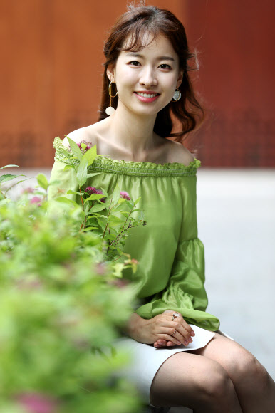 드라마 ’터널’에 출연한 배우 이시아가 23일 서울 종로구 광화문 인근에서 연합뉴스와 인터뷰에 앞서 포즈를 취하고 있다.  연합뉴스