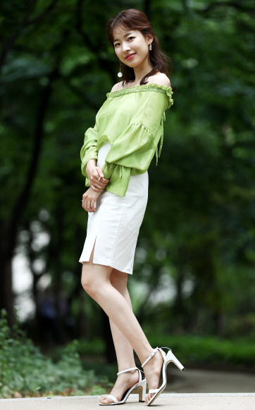 드라마 ’터널’에 출연한 배우 이시아가 23일 서울 종로구 광화문 인근에서 연합뉴스와 인터뷰에 앞서 포즈를 취하고 있다. 연합뉴스