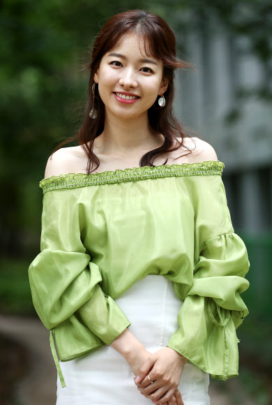 드라마 ’터널’에 출연한 배우 이시아가 23일 서울 종로구 광화문 인근에서 연합뉴스와 인터뷰에 앞서 포즈를 취하고 있다.  연합뉴스