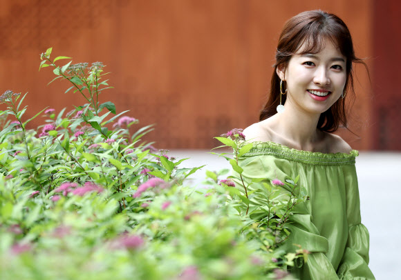 드라마 ’터널’에 출연한 배우 이시아가 23일 서울 종로구 광화문 인근에서 연합뉴스와 인터뷰에 앞서 포즈를 취하고 있다.  연합뉴스