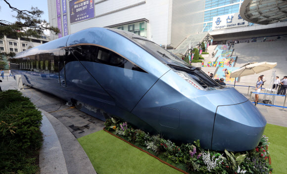 수송력이 대폭 향상된 국내 최초 동력분산식 고속차량의 실물모형이 24일 오전 서울 용산역 광장에  전시돼 있다. 코레일은  동력분산식 고속차량은 앞뒤로 별도의 기관차가 필요했던 기존 고속열차와는 달리 전 차량을 객실로 이용할 수 있어 기존 KTX-산천 대비 1량당 좌석수가 평균 75%향상됐다고 밝혔다. 또 내부 디자인에 국민 의견을 반영하기 위한 품평회도 열렸다.  연합뉴스