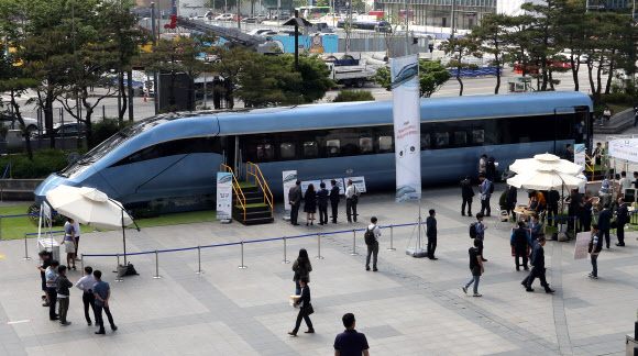 수송력이 대폭 향상된 국내 최초 동력분산식 고속차량의 실물모형이 24일 오전 서울 용산역 광장에  전시돼 있다. 코레일은  동력분산식 고속차량은 앞뒤로 별도의 기관차가 필요했던 기존 고속열차와는 달리 전 차량을 객실로 이용할 수 있어 기존 KTX-산천 대비 1량당 좌석수가 평균 75%향상됐다고 밝혔다. 또 내부 디자인에 국민 의견을 반영하기 위한 품평회도 열렸다.   연합뉴스