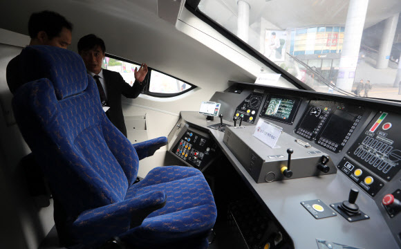 수송력이 대폭 향상된 국내 최초 동력분산식 고속차량의 실물모형 공개행사가 24일 오전 서울 용산역 광장에서 열렸다. 코레일은  동력분산식 고속차량은 앞뒤로 별도의 기관차가 필요했던 기존 고속차량과는 달리 전 차량을 객실로 이용할 수 있어 기존 KTX-산천 대비 1량당 좌석수가 평균 75%향상됐다고 밝혔다. 관계자들이 운전실을 살펴보고 있다. 연합뉴스