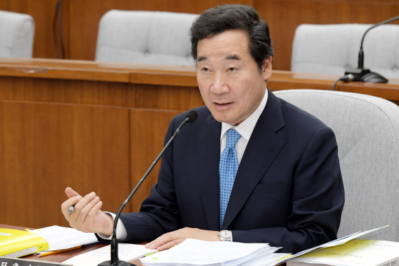 이낙연 국무총리 후보자가 24일 국회에서 열린 인사청문회에서 의원들의 질의에 답하고 있다.  이종원 선임기자 jongwon@seoul.co.kr