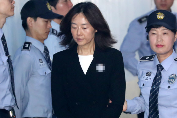 블랙리스트 관련 혐의로 재판에 넘겨진 조윤선 전 문화체육관광부 장관이 24일 오전 서울 서초구 서울중앙지법에서 열린 17회 공판에 출석하기 위해 호송차에서 내려 법정으로 향하고 있다.  연합뉴스