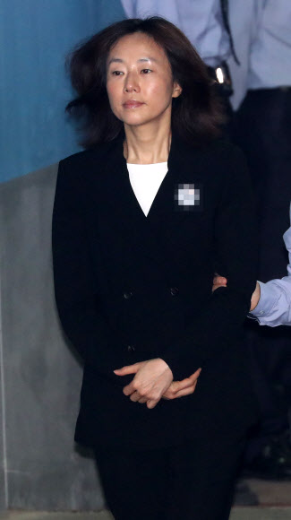 블랙리스트 관련 혐의로 재판에 넘겨진 조윤선 전 문화체육관광부 장관이 24일 오전 서울 서초구 서울중앙지법에서 열린 17회 공판에 출석하기 위해 호송차에서 내려 법정으로 향하고 있다.  연합뉴스