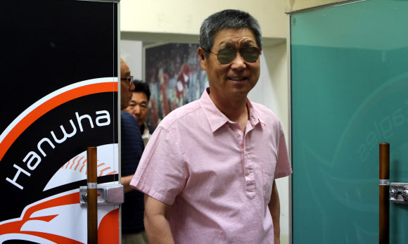 구단 측에 사의를 표명한 김성근 한화이글스 감독이 24일 경기장을 찾아 선수들과 작별 인사를 하고 클럽하우스를 나오고 있다.  연합뉴스