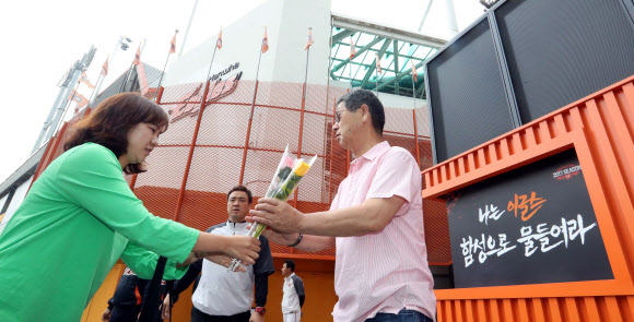 구단 측에 사의를 표명한 김성근 한화이글스 감독이 24일 선수들과 작별 인사를 마치고 나와 경기장 앞에서 만난 한 팬이 건네준 장미꽃을 받고 있다.  연합뉴스