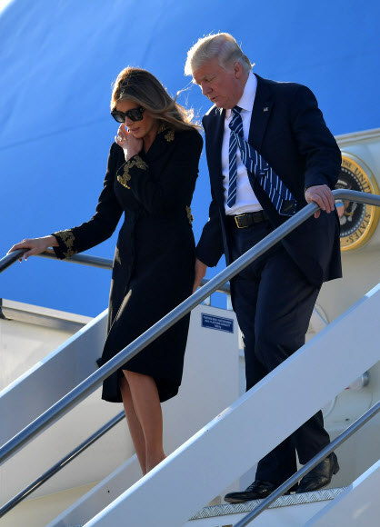 도널드 트럼프 미국 대통령과 멜라니아 여사가 23일(현지시간) 이탈리아 로마의 피우미치노 공항에 도착해 전용기에서 내려가고 있다. AFP 연합뉴스