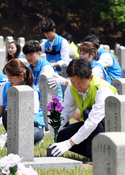 호국영령에 대한 헌화 봉사