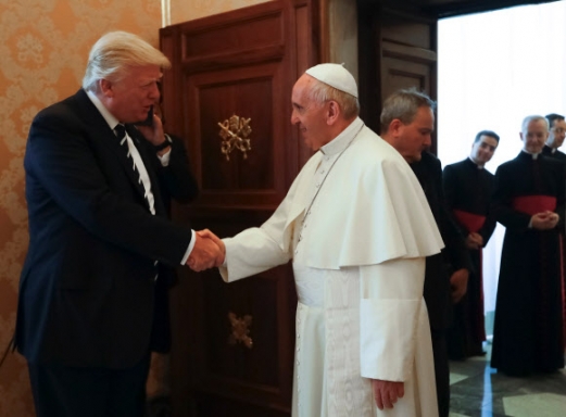 교황과 악수하는 트럼프