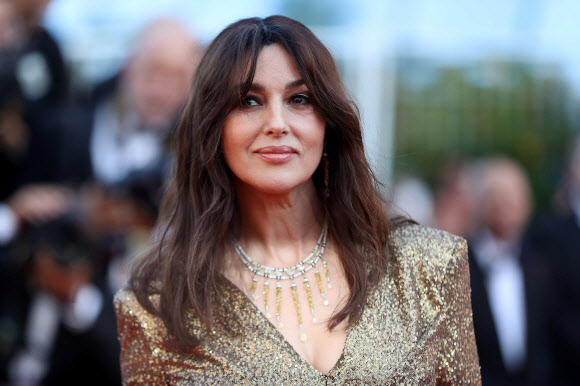 이탈리아 출신 배우 모니카 벨루치가 23일(현지시간) 프랑스 칸에서 열린 ‘칸 국제영화제’ 70주년 기념 레드카펫 행사에서 포즈를 취하고 있다. AFP 연합뉴스