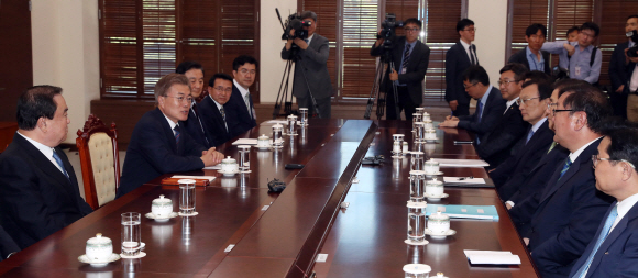 24일 오전 문재인대통령이 참석한 가운데 청와대 여민관 집무실에서 열린  미중일 특사단 간담회가 열리고 있다. 2017. 05. 24 안주영 기자 jya@seoul.co.kr