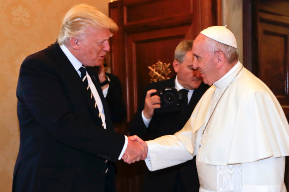‘껄끄러운’ 트럼프-교황 첫 만남… 악수 뒤엔 무슨 얘기? 
