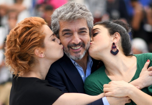 23일(현지시간) 프랑스 칸에서 열린 ‘제70회 칸 영화제’에 아르헨티나 영화배우 리카도 다린(가운데)이 영화 ‘La Cordillera - El Presidente’에 함께 출연한 두 여배우 돌로레스 폰지(왼쪽)와 에리카 리바스의 키스를 받으며 행복한 표정을 짓고 있다.<br>AFP 연합뉴스