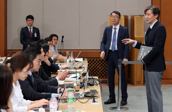 조국 청와대 민정수석이 25일 청와대 춘추관에서 기자회견 후 기자들과 이야기하고 있다. 안주영 기자 jya@seoul.co.kr