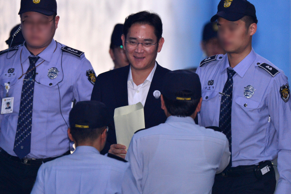 이재용 삼성전자 부회장이 25일 서울 서초구 서울중앙지법에서 열린 뇌물혐의 관련 18차 공판에 출석하기 위해 법정으로 향하고 있다. 박윤슬 기자 seul@seoul.co.kr