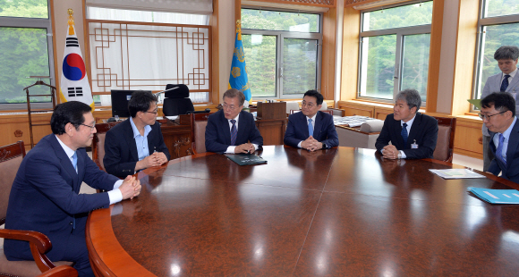 여민관 원탁에 둘러앉은 문재인 대통령