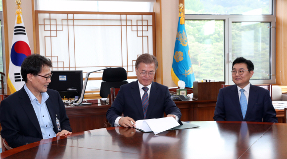 여민관서 회의중인 문재인 대통령