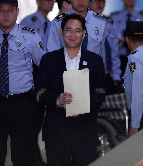 이재용 삼성전자 부회장이 25일 오전 서울 서초구 서울중앙지방법원에서 열린 뇌물공여 혐의 관련 18회 공판에 출석하며 가벼운 미소를 짓고 있다. 박윤슬 기자 seul@seoul.co.kr