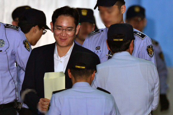 이재용 삼성전자 부회장이 25일 오전 서울 서초구 서울중앙지법에서 열린 뇌물혐의 관련 제18차 공판에 출석하기 위해 법정으로 향하고 있다. 박윤슬 기자 seul@seoul.co.kr