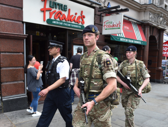 도심순찰중인 영국 육군