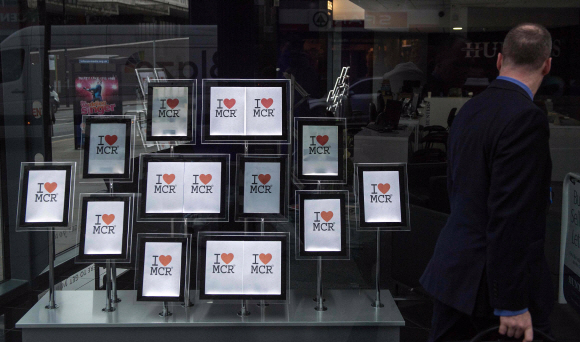 테러희생자 추모하는 액자들