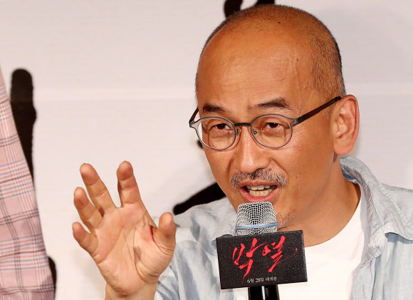 온몸으로 설명하는 이준익