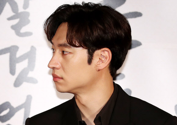 옆선 완벽한 이제훈