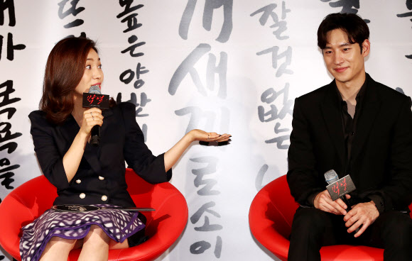 실존 인물 연기한 이제훈-최희서