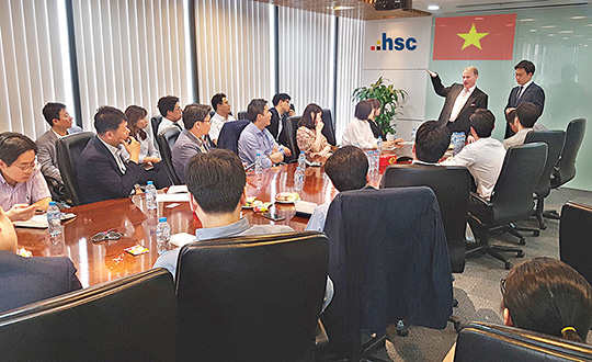 삼성증권 관계자들이 베트남 증시에 대해 연구하고 있다.