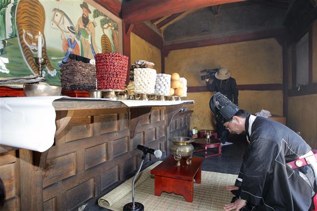 지난 10일 대관령에서 최명희 강릉시장이 국사성황제를 지내고 있다.<br>강릉시 제공