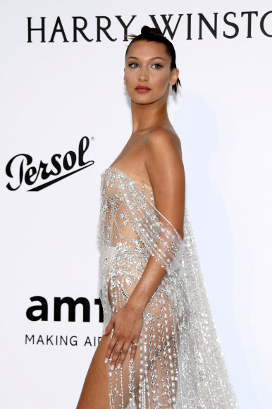 모델 벨라 하디드가 25일(현지시간) 프랑스 칸에서 열리고 있는 ‘제70회 칸 영화제’ amfAR 자선 갈라 행사에 참석해 포토월에서 포즈를 취하고 있다. AP 연합뉴스