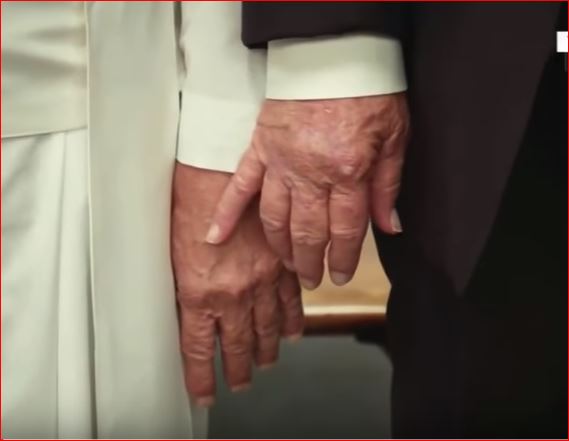 도널드 트럼프 미국 대통령과 프란치스코 교황의 손