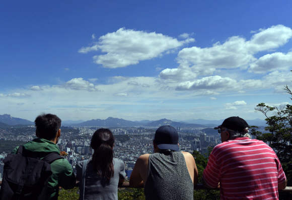 맑은 도심의 하늘