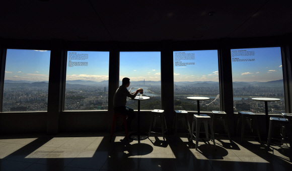 푸른 도심 하늘과 함께하는 차 한잔