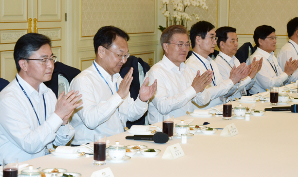 회의는 간편한 복장으로