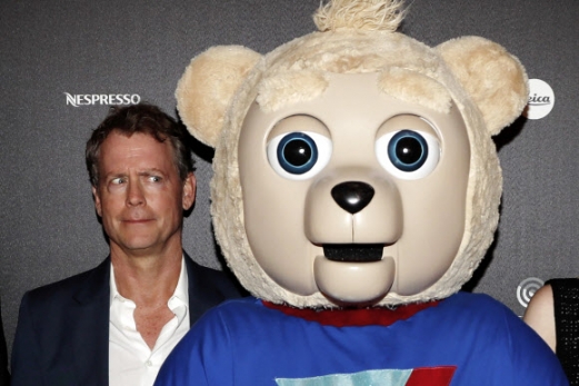 영화배우 그렉 키니어가 25일(현지시간) 프랑스 칸에서 열린 영화 ‘브릭스비 베어’ 상영회에서 주인공 곰과 함께 익살스러운 표정을 지어보이고 있다. <br>AP 연합뉴스