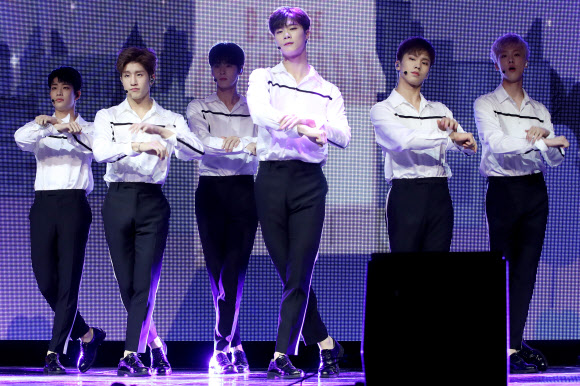 아스트로, 꿈을 파는 소년들