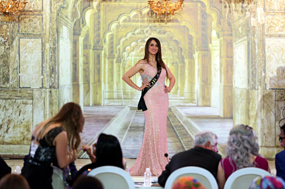 25일(현지시간) 이라크 바그다드에서 열린 ‘미스 이라크’ 선발대회에 참가자들이 무대에서 포즈를 취해 보이고 있다. AP 연합뉴스