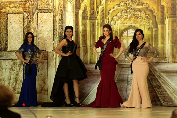 25일(현지시간) 이라크 바그다드에서 열린 ‘미스 이라크’ 선발대회에 참가자들이 무대에서 포즈를 취해 보이고 있다. AP 연합뉴스