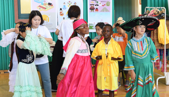 “어느 나라 옷이야” 세계시민교육대축제 