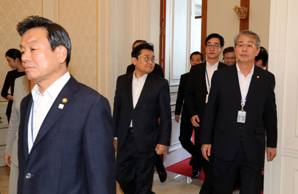 오찬에 참석하는 국무위원들