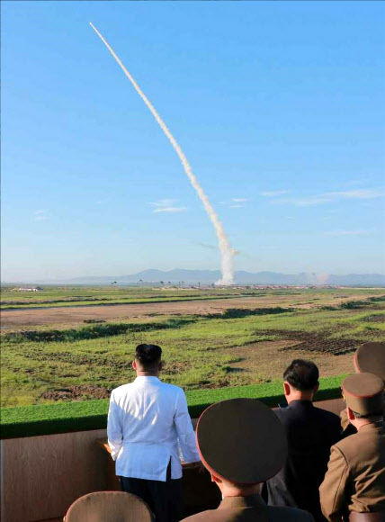 김정은, 신형 지대공 요격무기체계 시험사격 참관