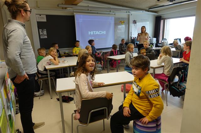 핀란드 교육의 가장 큰 특징은 수업시간에 교사가 2명씩 들어간다는 점이다. 보조교사는 수업을 못 따라가는 학생을 집중적으로 살핀다.