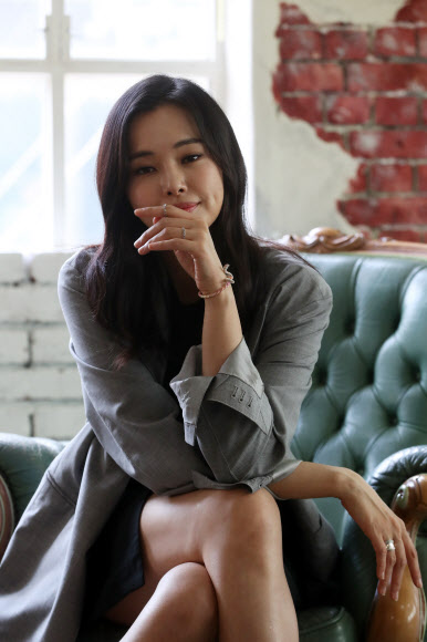 최근 종영한 드라마 ’역적:백성을 훔친 도적’ 배우 이하늬가 서울 종로구 팔판동의 한 카페에서 인터뷰에 앞서 포즈를 취하고 있다.   연합뉴스