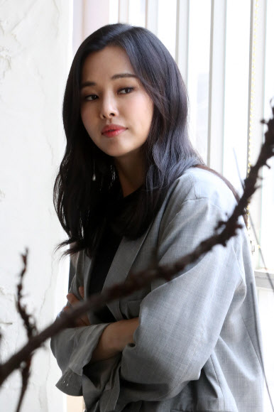 최근 종영한 드라마 ’역적:백성을 훔친 도적’ 배우 이하늬가 서울 종로구 팔판동의 한 카페에서 인터뷰에 앞서 포즈를 취하고 있다.     연합뉴스